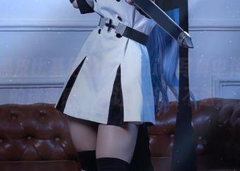 全套黑皮比基尼的Azami，写真中传递出的迷离感，真让人捉摸不透！