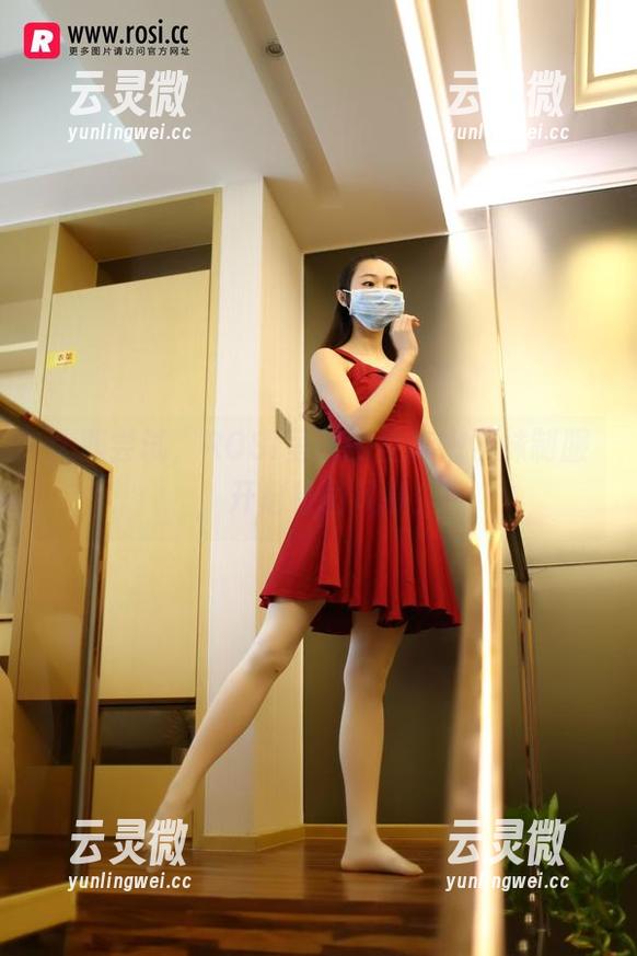 大胆尝试，ROSI呈现的全套嫩学妹制服，开启校园风暴！