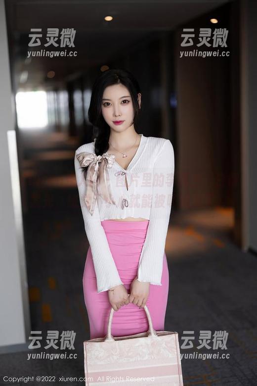 Xiuren秀人网 - 图片里的李丽莎，白得发光，感觉不小心就能被吸进去了。