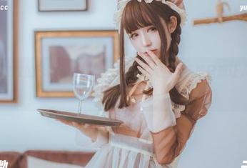 coser衣衣的泳衣写真原图，是思考人生，还是只想让人多看几眼？