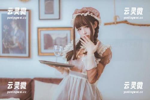 coser衣衣的泳衣写真原图，是思考人生，还是只想让人多看几眼？