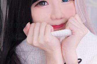sally dorasnow多啦雪的新图集:在爱莉丝·格雷拉特睡衣里玩转‘宅日常’