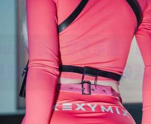 观看yeeun孙乐乐穿水手服？哎呀，我脑海里总是浮现鱼儿在水里欢快游的画面…