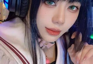 九言女王，图册中每一张都是‘因为女王，所以无敌’！