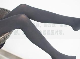 兔玩映画的紫色T恤，配上白丝，绝对是“全套”中最有趣的意图。你不信？来看看图片呗。