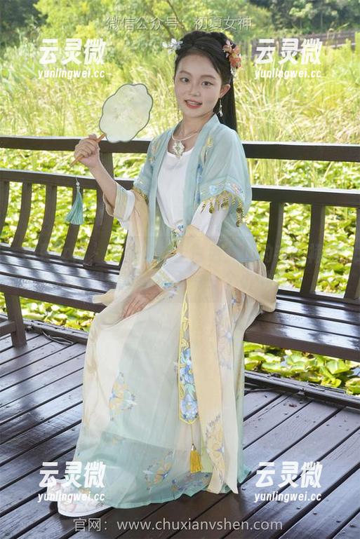 初夏女神 - 当依依遇上白色：她的毛领裙和短靴组合带你进入另一个小世界！