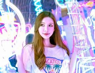 嗲囡囡 – 你见过无圣光的泳衣吗？萌琪琪Irene带你看原图，水里还可能有小鱼加持呢！