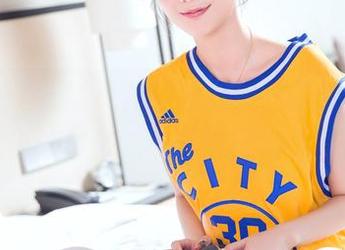 头条女神 – 赵灵儿轻松驾驭这最新礼服，可能我也该试试…不过自己别太辣眼睛！