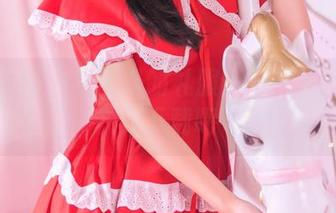头条女神 – 陈怡曼的礼服：每一寸都在说‘快来下载吧’！