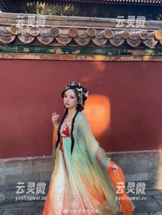 妍子坚不可摧 妍子坚不可摧的泳池作品集:究竟水温和她哪个更热?