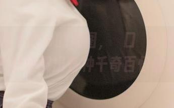 看着小仓千代w的美图，樋口円香的泳装，心中不禁涌现出各种千奇百怪的画面。
