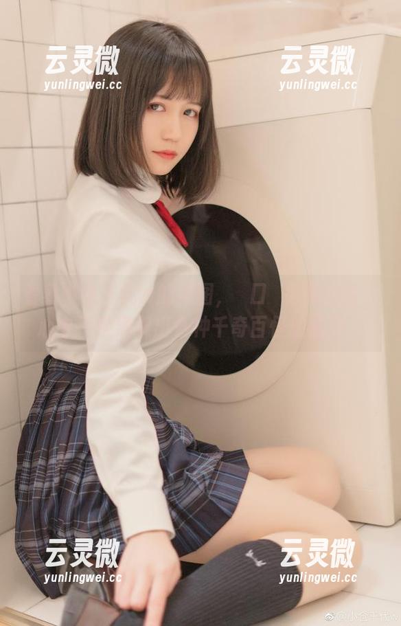 看着小仓千代w的美图，樋口円香的泳装，心中不禁涌现出各种千奇百怪的画面。