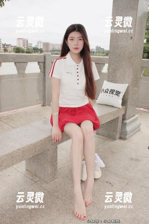 小众视觉-灵灵 小众视觉 - 精选白丝写真,灵灵的私人T台:每根线条都写满了叙事!