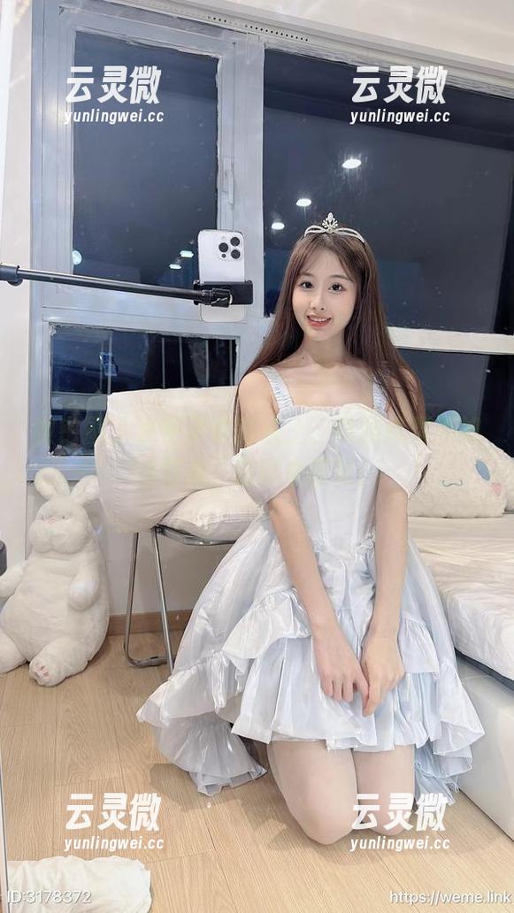 微密圈 - 小萌子在高铁上，铁路风景不如她好看，原图来证明！