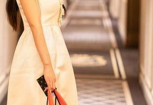 尤蜜荟 – 原图中的Carol周妍希，牛仔裤也别太佩服了吧，太扎眼了！
