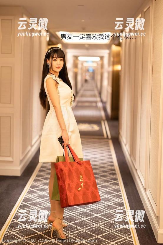 尤蜜荟 - 原图中的Carol周妍希，牛仔裤也别太佩服了吧，太扎眼了！