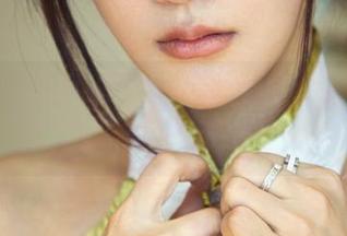 推女郎 – 吻熙的JK高清图，整个人都在发光，灯泡要不要开大一点
