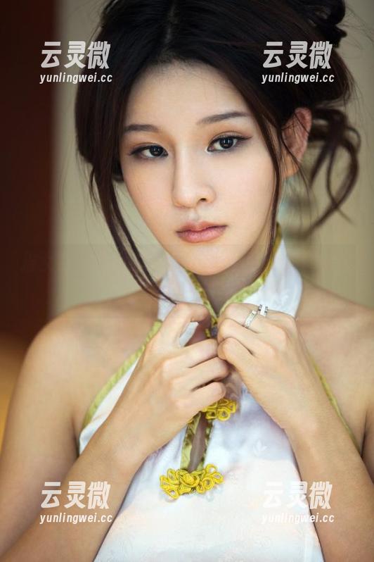 推女郎 - 吻熙的JK高清图，整个人都在发光，灯泡要不要开大一点