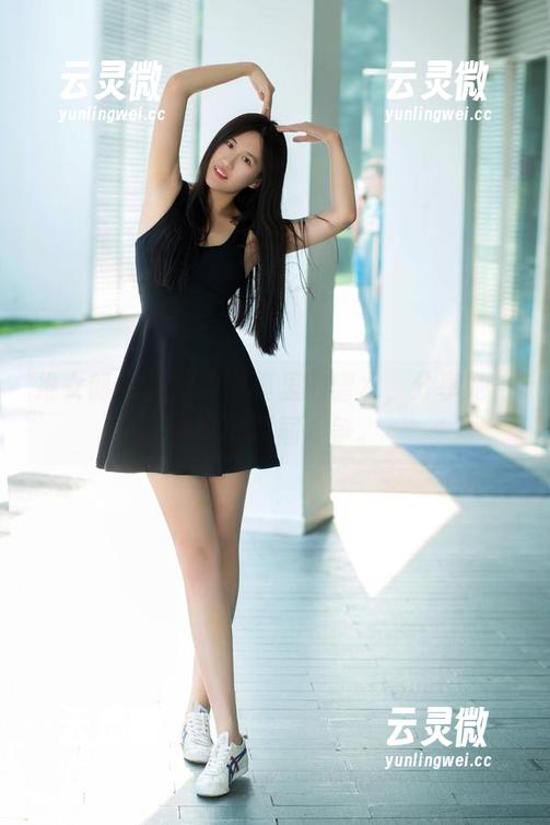 推女郎 - 高跟鞋写真里的曾水，分享她与重力的不屈斗争。
