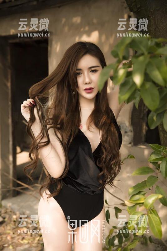 果团网：高清不解释，清纯佳人浴室静卧，片中淋浴水珠都显得特别良家！
