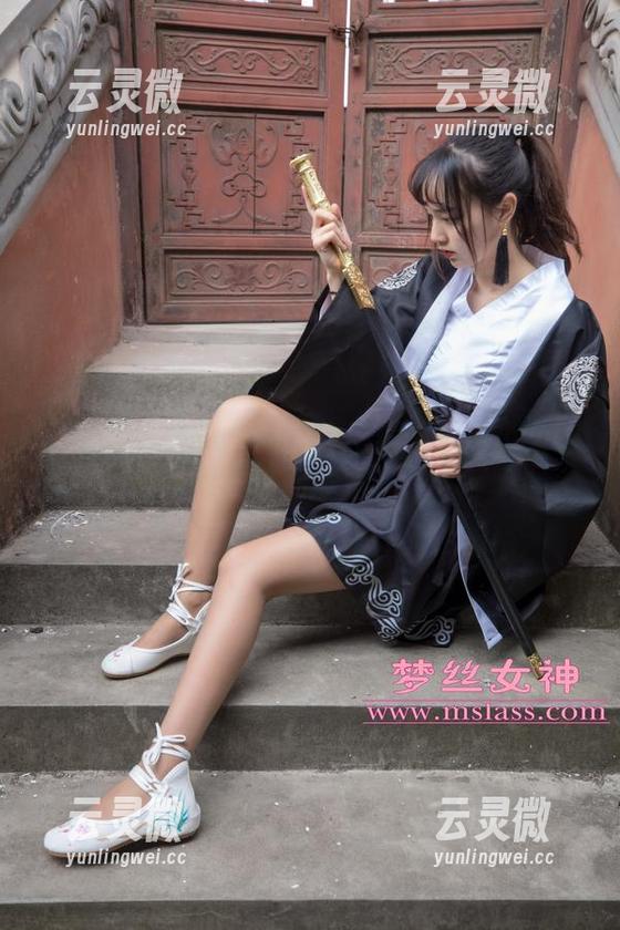 梦丝女神 - 晓晓的错位早晨：起床少女的套图展览