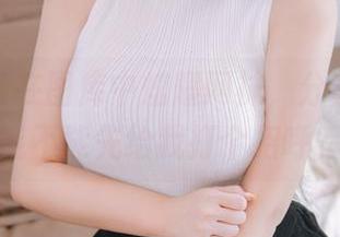 樱井小莜在图库中炫耀网袜，分享的时候能不能先给我打个招呼？