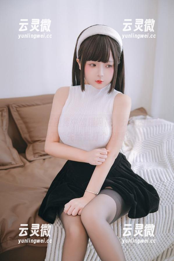 樱井小莜在图库中炫耀网袜，分享的时候能不能先给我打个招呼？