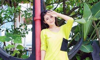 爱蜜社 – 制服与夏小秋秋秋高清的碰撞，图集里每一页都像在潜水，轻轻探入更深的层次。