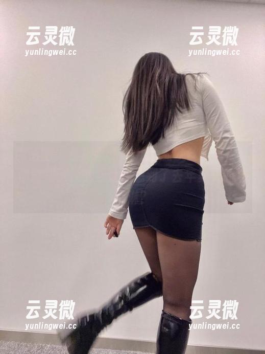 微密圈 - 在禅雨儿Lynne的灰丝写真中，你能找到什么，让我想到了去年夏天的冰淇淋？