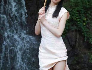 秀人网 – 吴小小的新作，短裤再升级，似乎这次她想把夏天穿到秋天去。