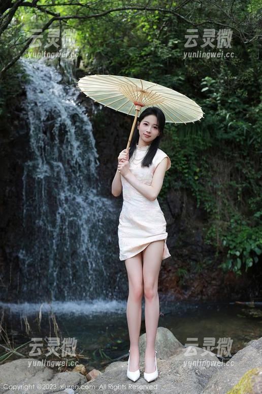 秀人网-吴小小 秀人网 - 吴小小的新作,短裤再升级,似乎这次她想把夏天穿到秋天去。