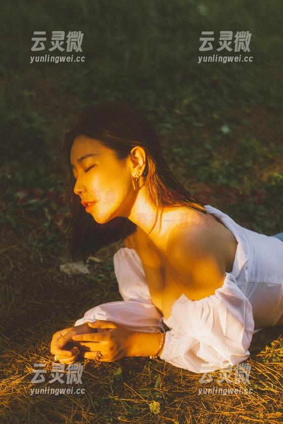 穆零Mu0的书桌上，阅读中一脸“心不在焉”，别说，真有一丑好玩！