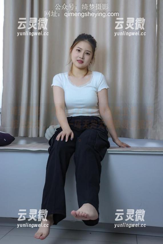 绮梦摄影 - 看！团子纯粹的写真全集，无修无水印，像是一场无拘无束的视觉派对。