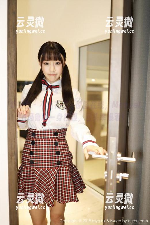 美媛馆 - 不必花钱，原图在线，Manuela玛鲁娜一身校服，回头率爆表！