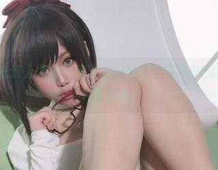 当无圣光遇上黑白，美图里的芊川一笑MNK让人久久不能平静。