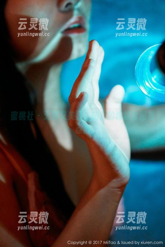 蜜桃社-初月 蜜桃社 - 无聊又美好,初月的棉袜套图有点俏