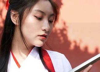 蜜桃社 – 不只是牛仔裤，更是“陆萱萱Cecilia美图图包”里的无限可能。