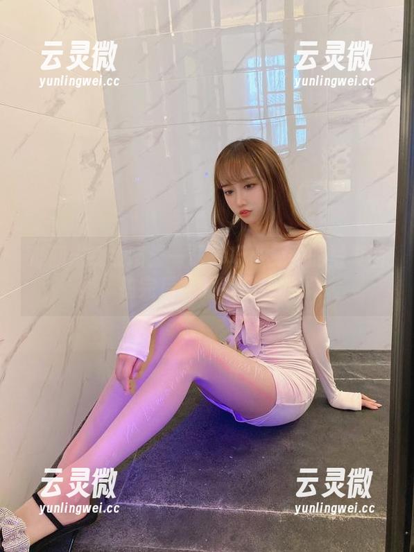 过期米线线喵：一只乖巧小兔子的写真图集，拍完后我的手都快软了！
