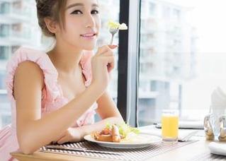 青豆客 – 合集来了！顾欣怡拉着清纯女神的手，艰难穿越山间壁纸！