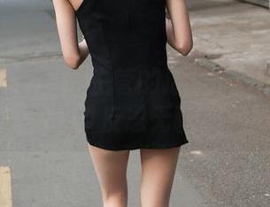 魔镜街拍 – 销售主管的迷惑写真：婷婷在粉裙中反思无聊日常