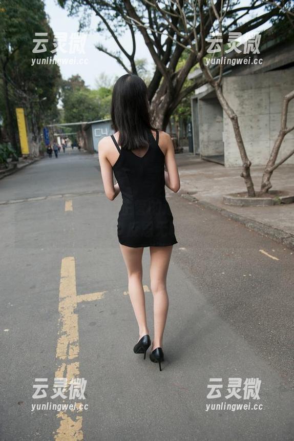 魔镜街拍 - 销售主管的迷惑写真：婷婷在粉裙中反思无聊日常