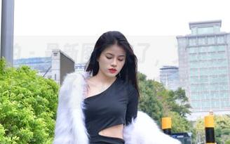 魔镜街拍 – 最新图包来了，艾小青把旗袍街拍玩成了一场小小的艺术秀…